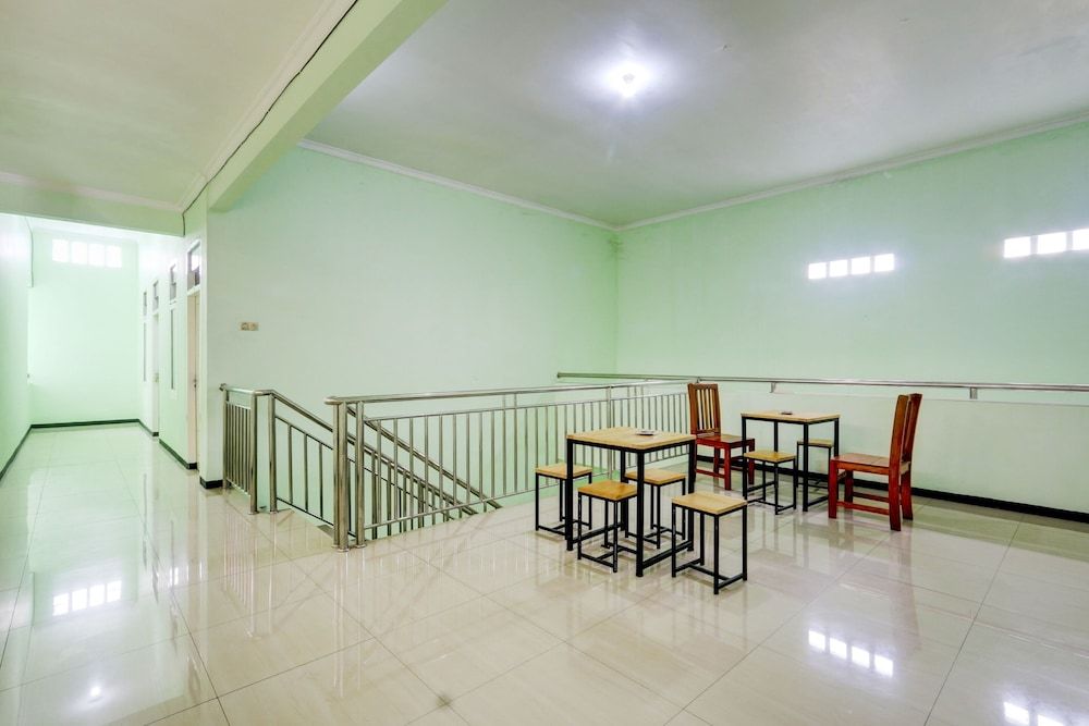 Capital O 90709 Djati Guest House 3