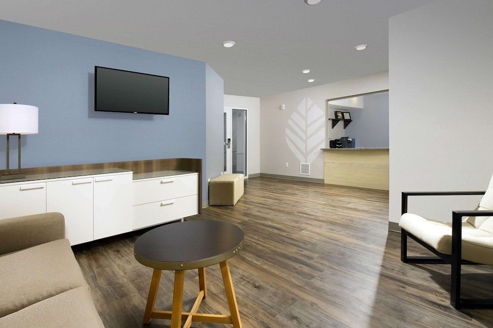 WoodSpring Suites Chicago Darien 3