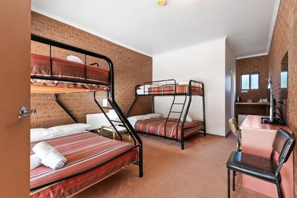 Harrietville Snowline Hotel 3