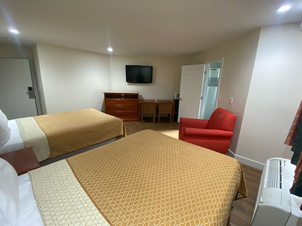 Royale Inn Motel 3