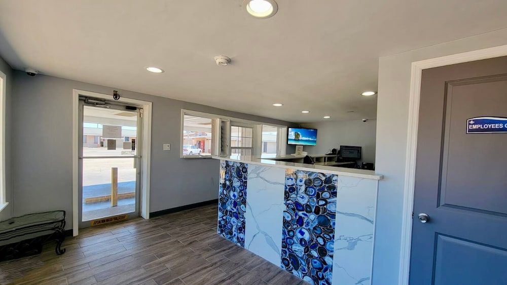 Budget Inn & Suites 2