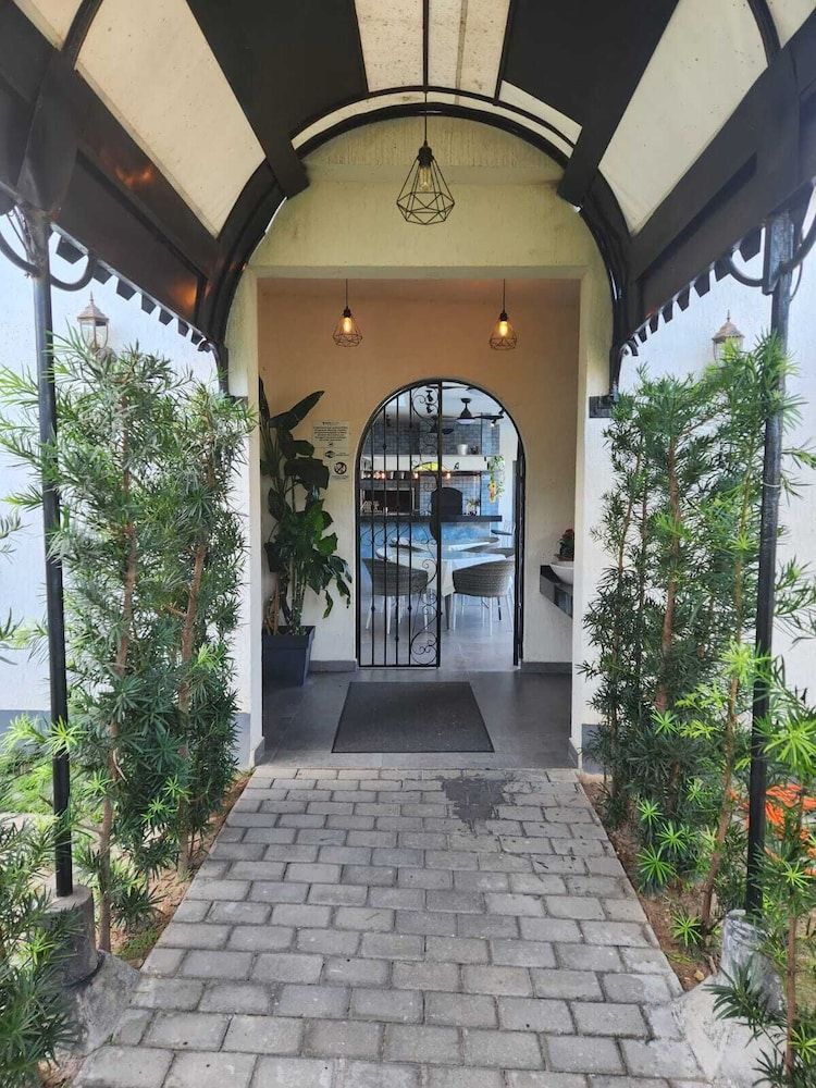 Oasis-Dream Holidays - La Petite France -1 estrellas en San Bernardino