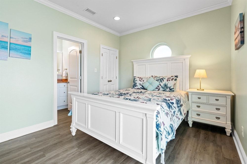 Shamrock Shores - Gulf Front West End Pet Friendly Property With Room For Everyone. 3 Master Suites! 6 Bedroom Home by RedAwning 2