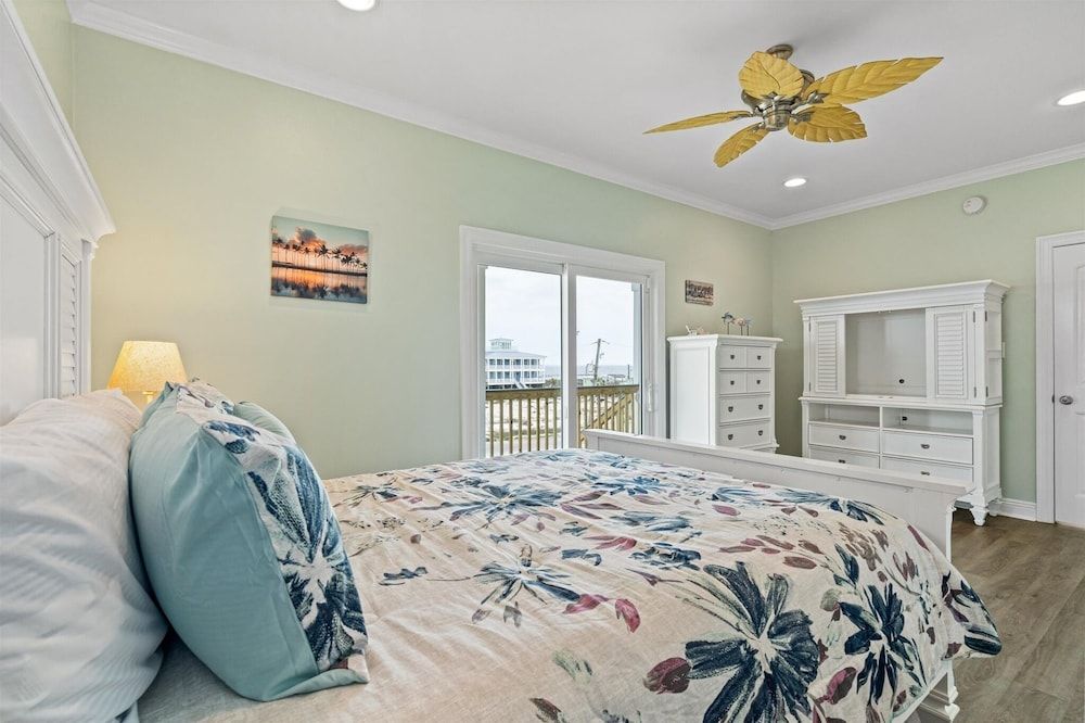 Shamrock Shores - Gulf Front West End Pet Friendly Property With Room For Everyone. 3 Master Suites! 6 Bedroom Home by RedAwning 3