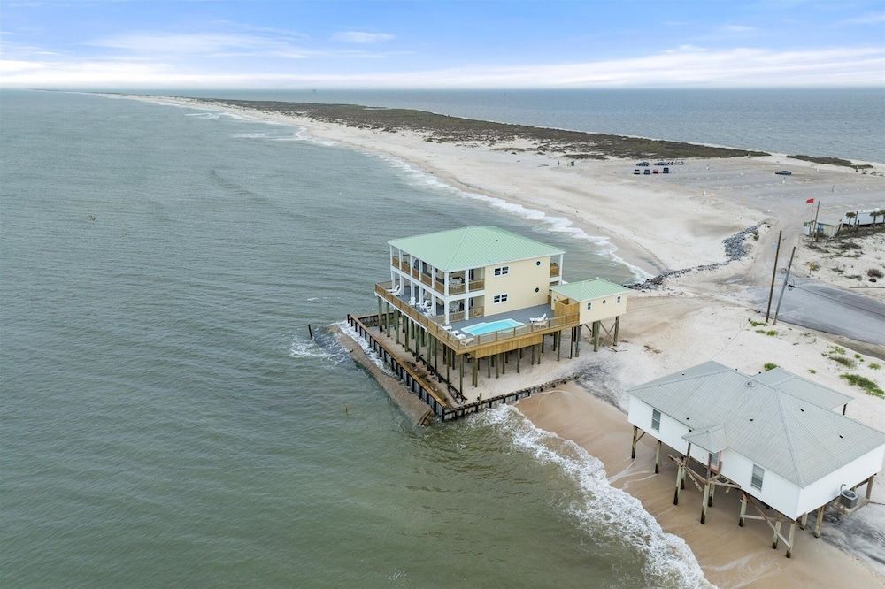 Shamrock Shores - Gulf Front West End Pet Friendly Property With Room For Everyone. 3 Master Suites! 6 Bedroom Home by RedAwning -1 estrellas en Dauphin Island