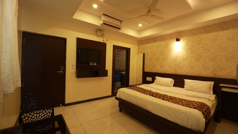 Silver Suite 3