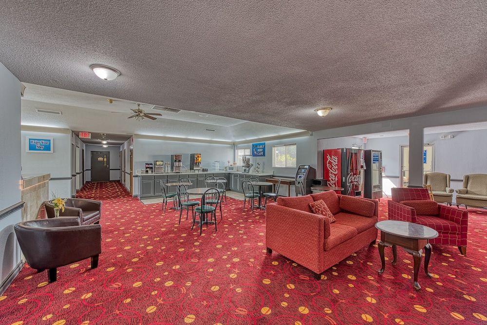 American Inn and Suites Dundee 3