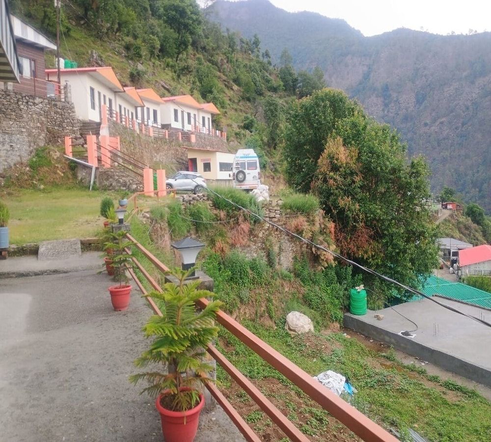 Shivay Kingdom Eco Cottage And Huts -1 estrellas en Phata