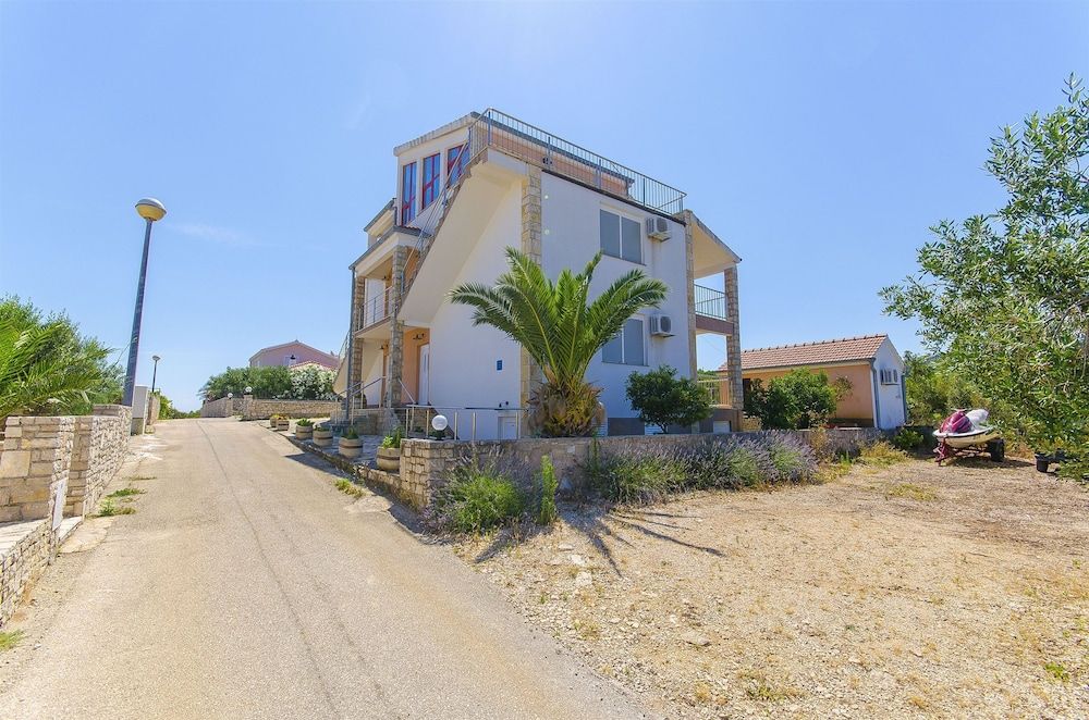 Apartments Kazimir 3 estrelas em Nečujam