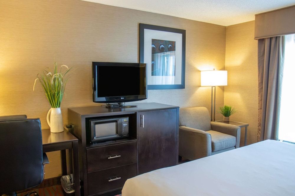 Country Inn & Suites by Radisson, Garden City, KS 3