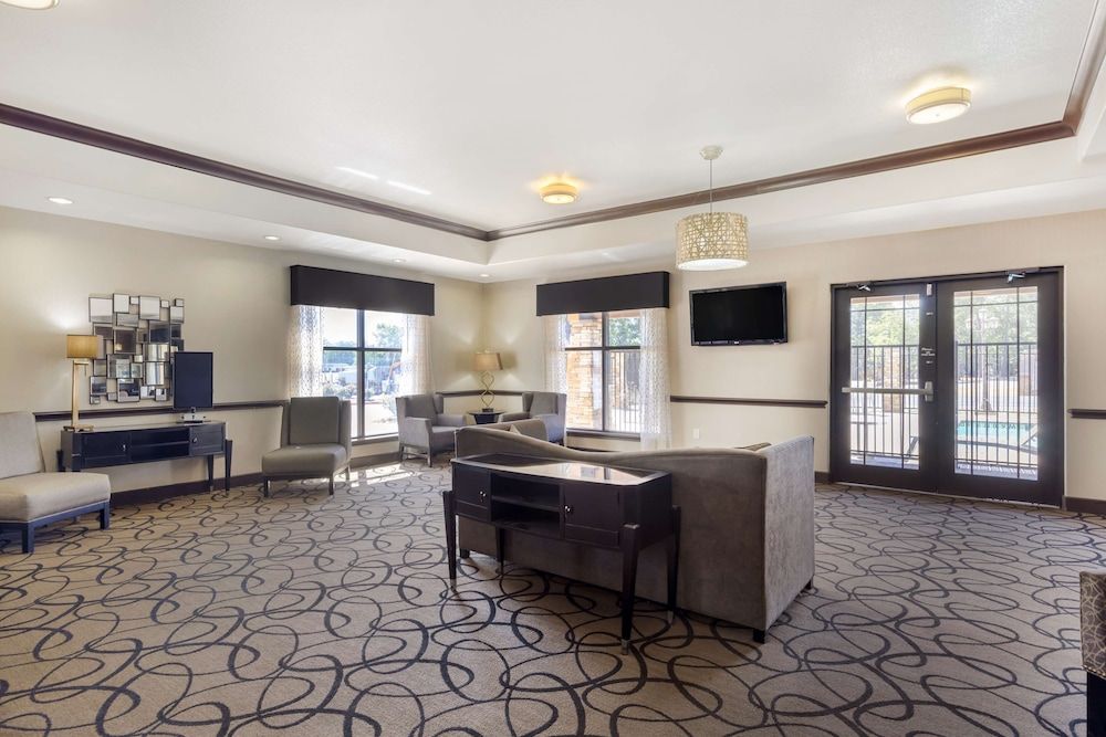 Best Western Plus Classic Inn & Suites 2