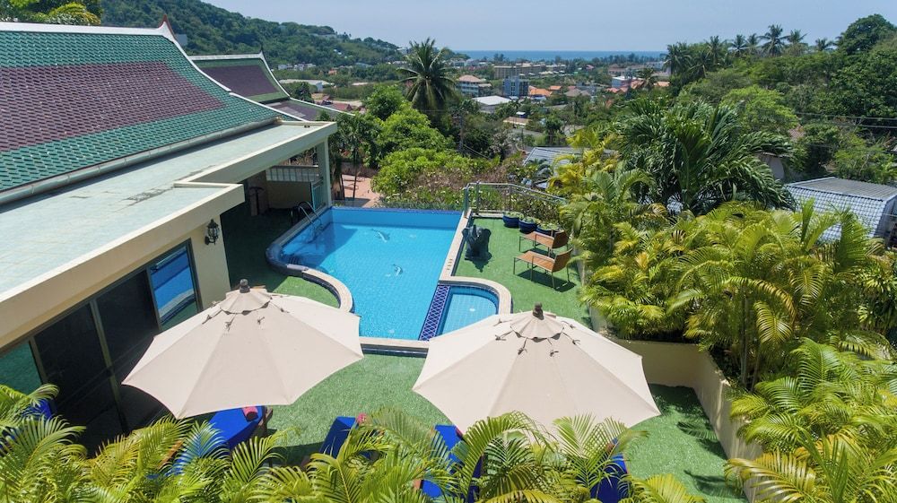 Luxury Four Bed Villa Jasmine, Infinity Pool, Full Staff , Chef and Breakfasts -1 estrellas en Ban Kata