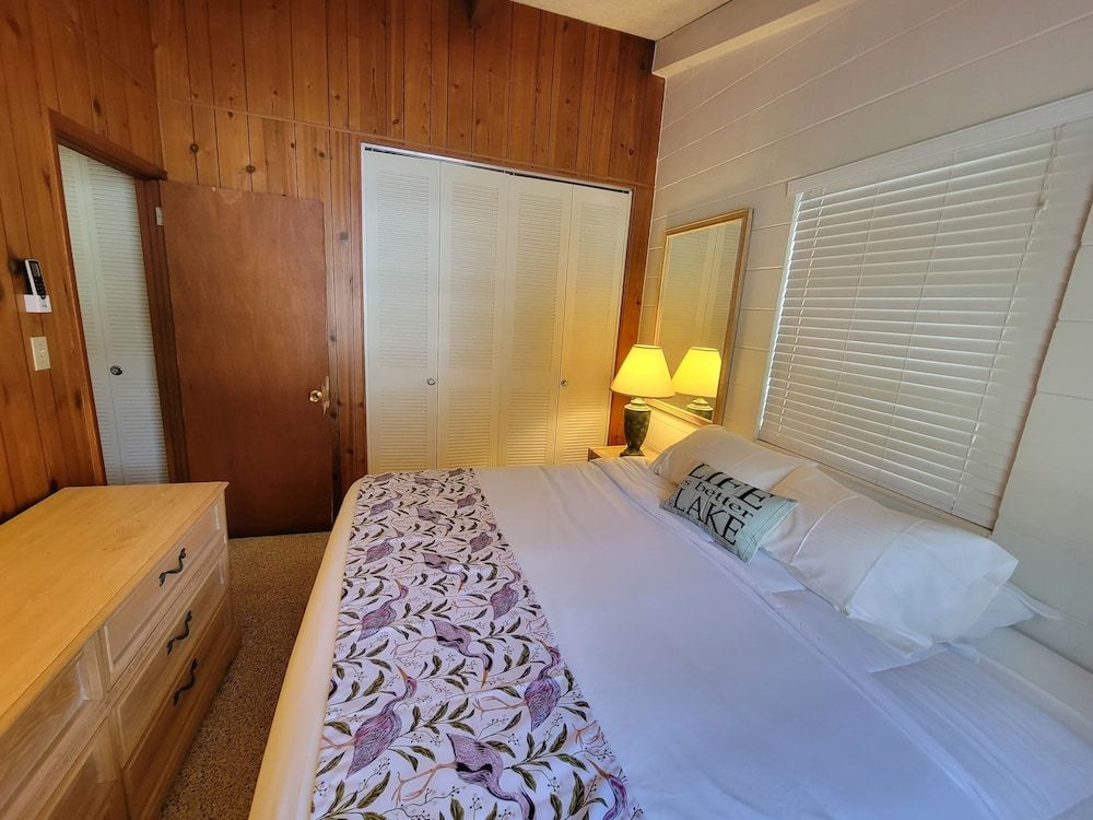 Tropical Resort & Marina on Lake Beresford 3