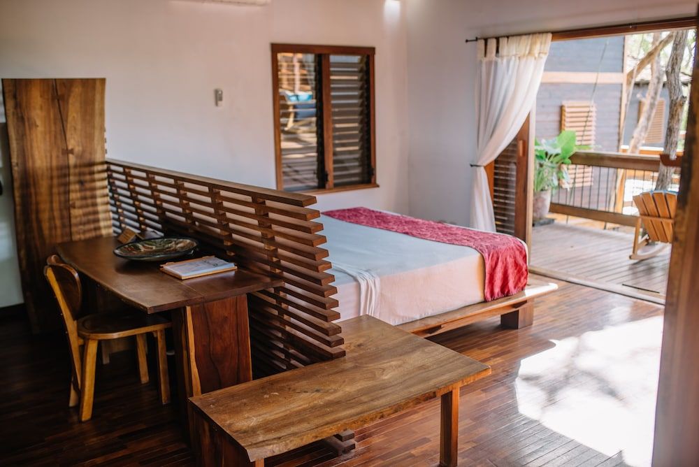 Aqua Oceanfront Hotel Resort 3