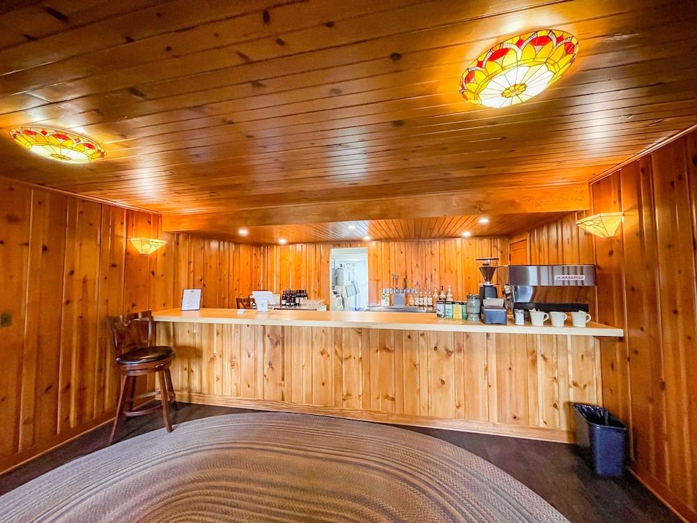 Lake Creek Lodge 3