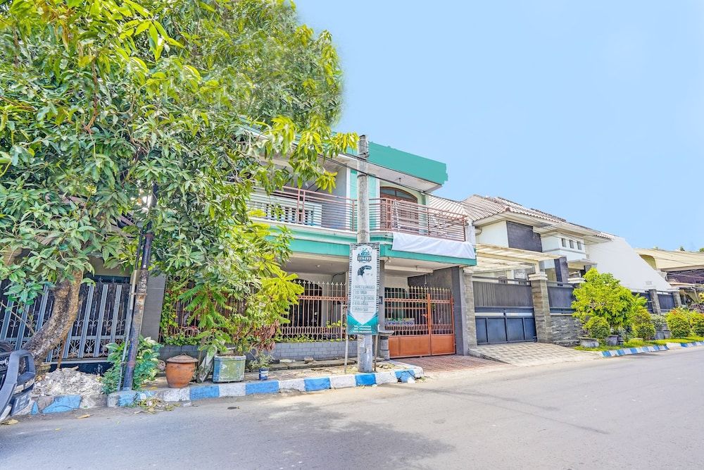 SPOT ON 91716 Kost Yy Syariah 2 estrellas en Mojokerto