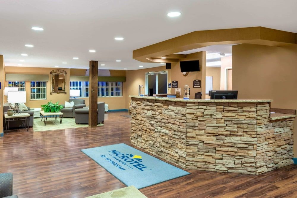 Microtel Inn & Suites by Wyndham Raton 2