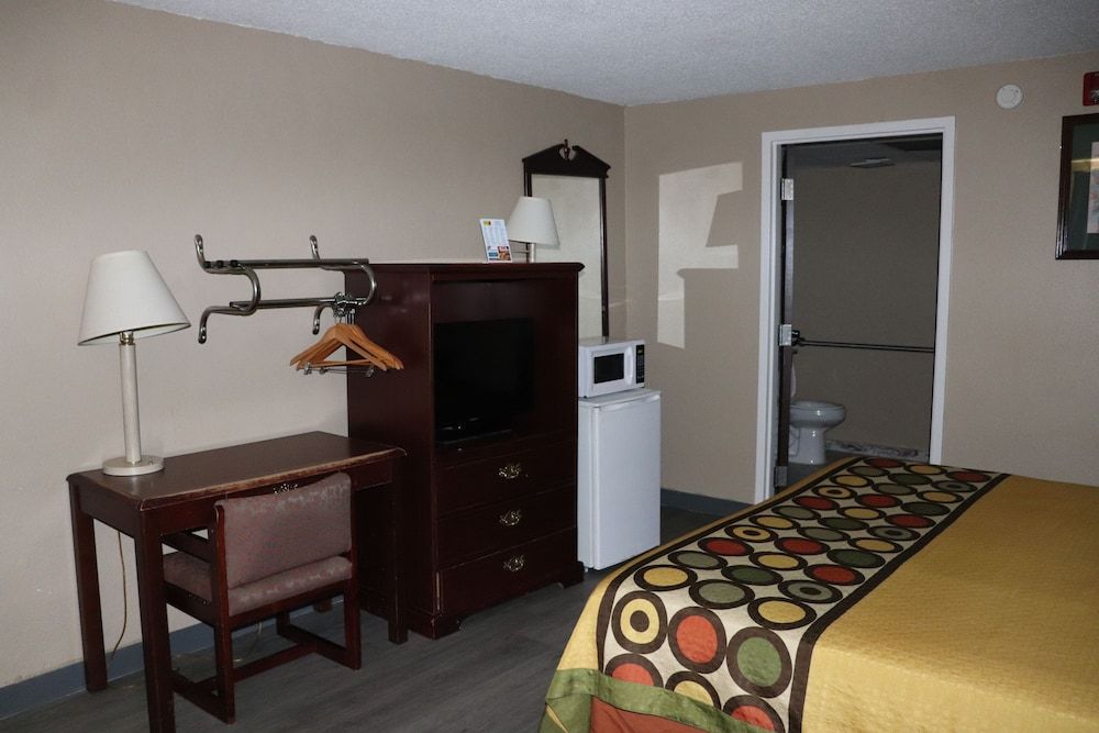 Super 8 by Wyndham Clarksville East 3