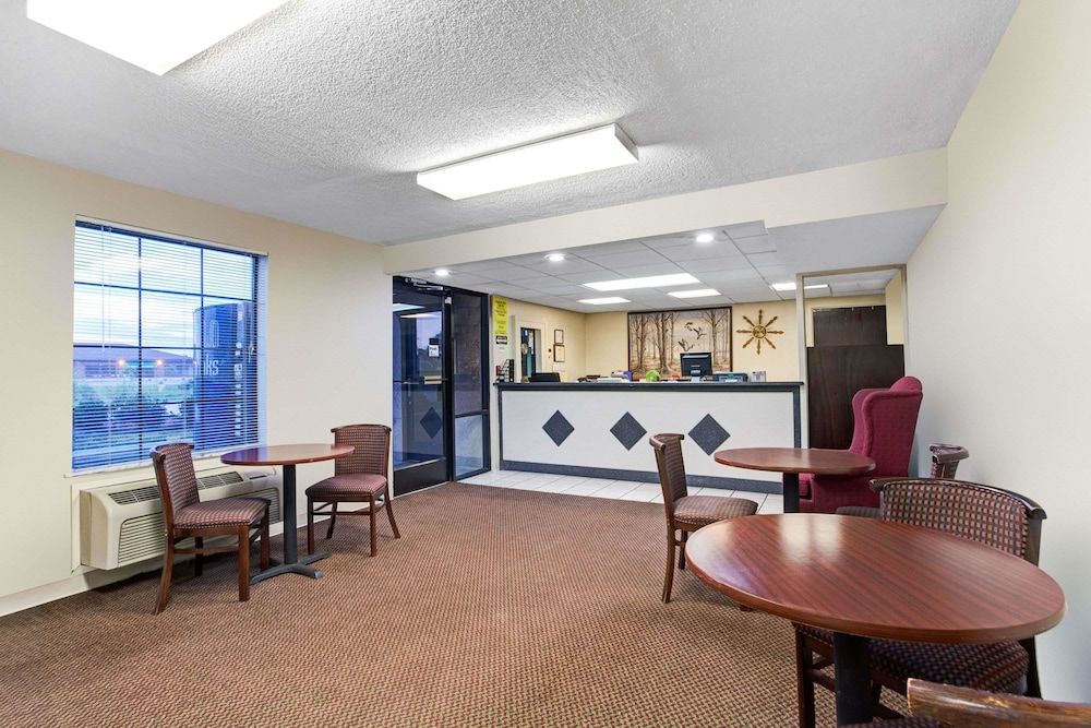 Super 8 by Wyndham Clarksville East 2