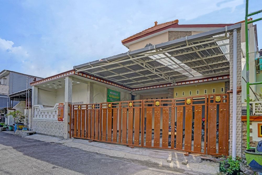 OYO 91848 Kost As-salaam Syariah 2 estrellas en Lamongan