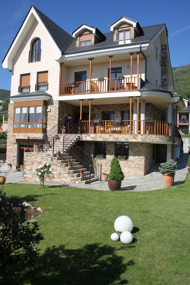 Villa Mencia 3 estrellas en Corullón