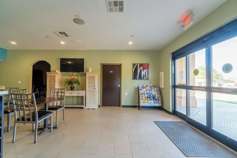 Moulton Inn &  Suites By OYO Near Shiner TX 3