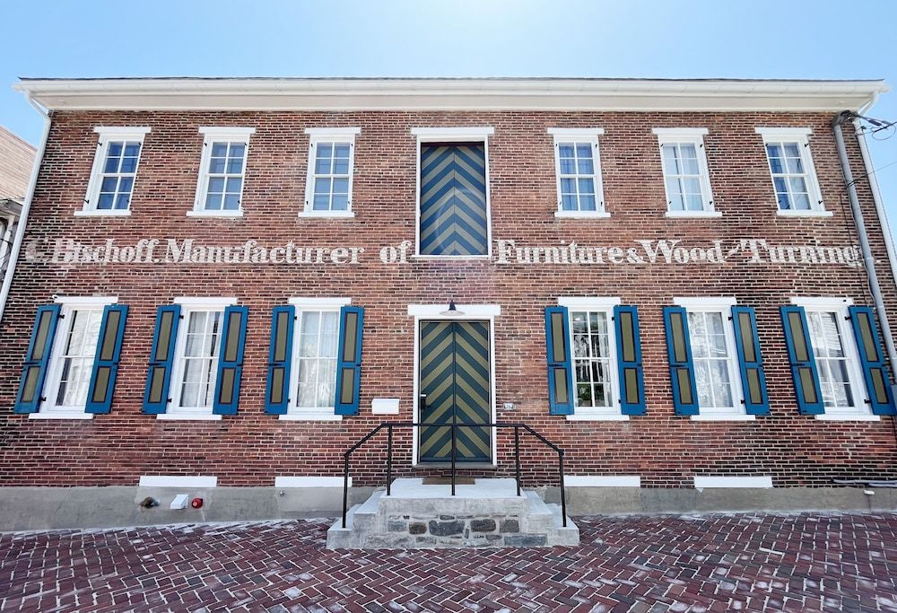 Bischoff Inn - Former 1870 Furniture Factory Now 5 Room Boutique Hotel -1 estrellas en Tamaqua