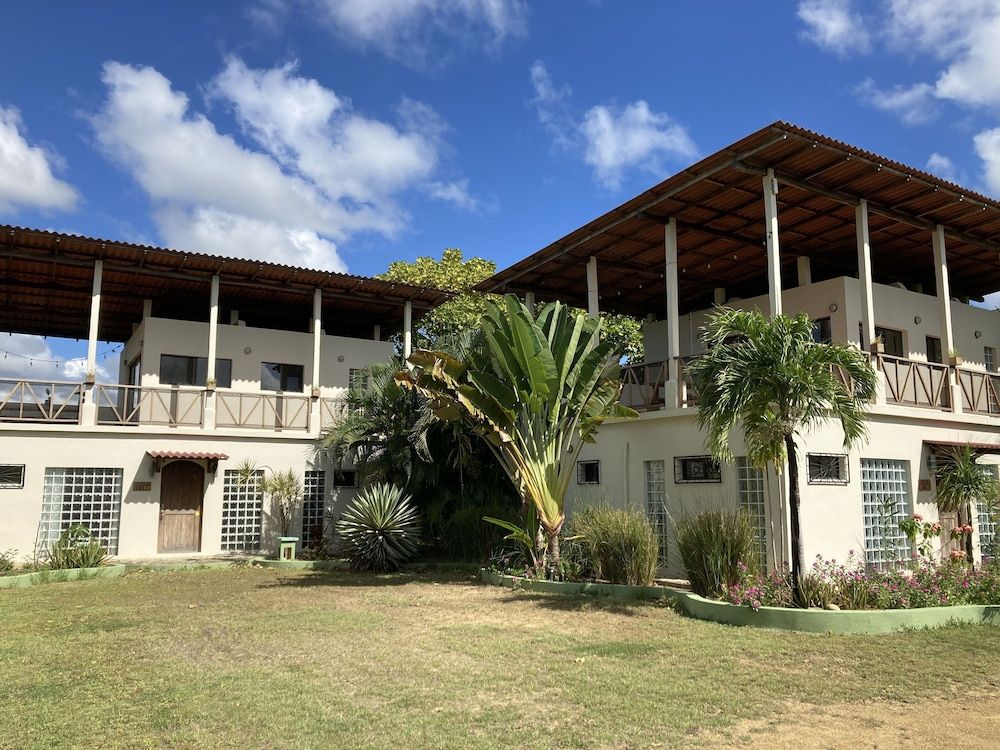 The Happy Coconut Resort -1 estrellas en Tola