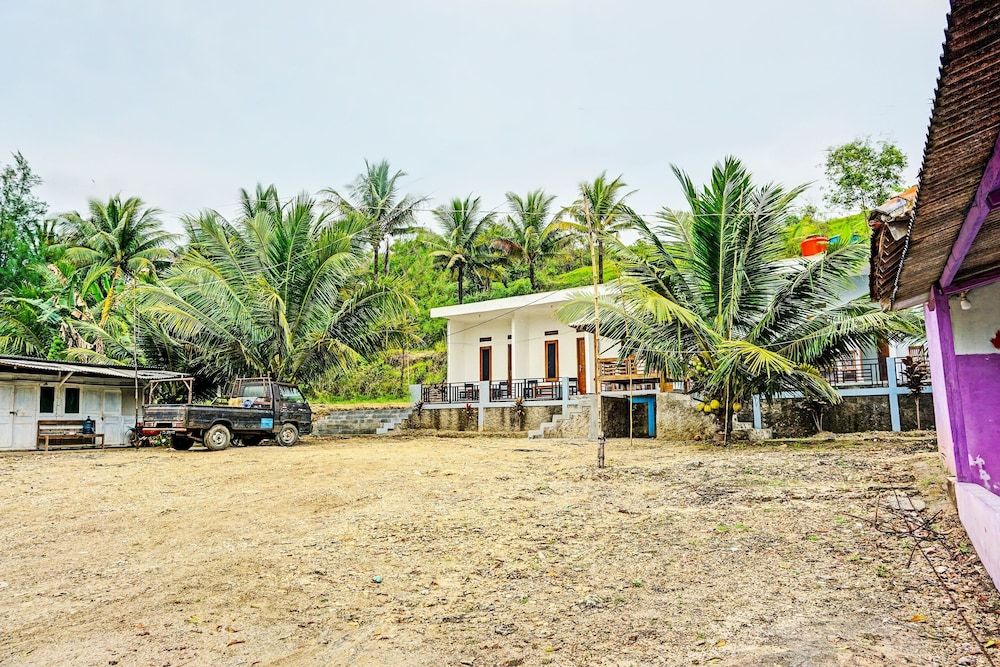 OYO 92183 Komang Resort Klayar 2