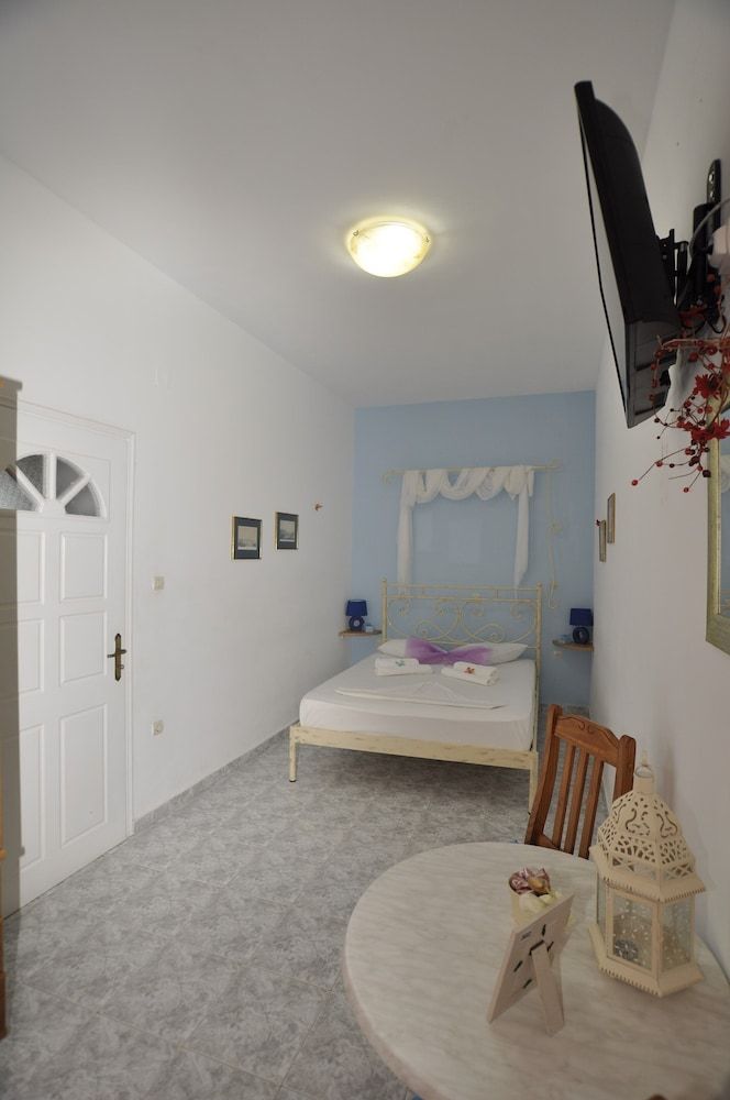 Manos Syros 3