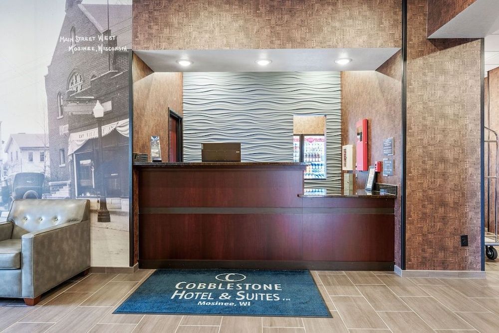 Cobblestone Hotel & Suites - Central Wisconsin Airport 3