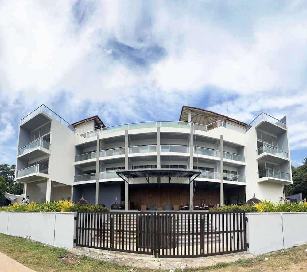 Mazarine Surf Suites 4 estrellas en Hiriketiya