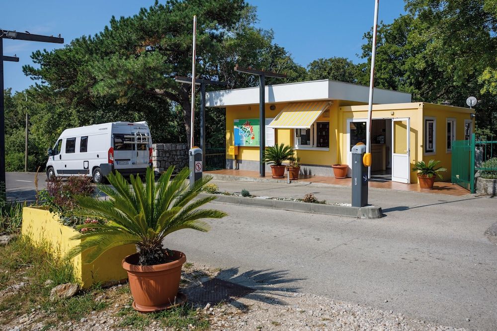 Holiday Homes Oštro 2