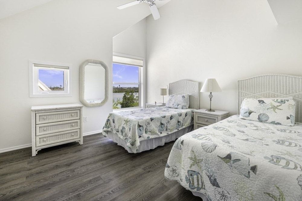 Holley House 4 Bedroom Home by RedAwning 2