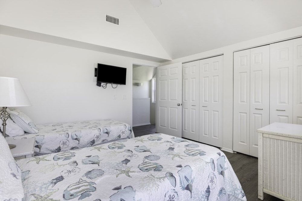 Holley House 4 Bedroom Home by RedAwning 3