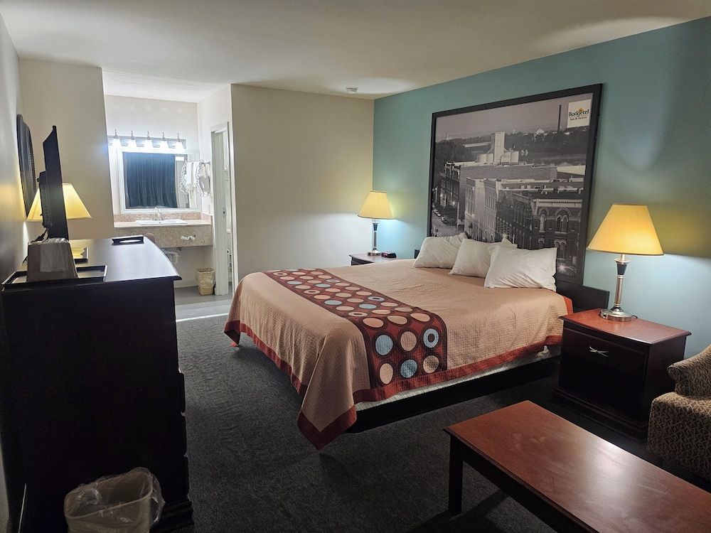 Budgetel Inn & Suites 3
