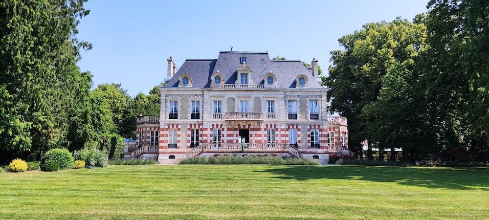 Château de Saint-Germain -1 estrellas en Saint-Germain-du-Plain