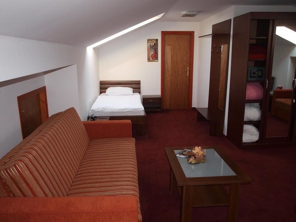 HOTEL ORION 3 estrellas en Ivanec