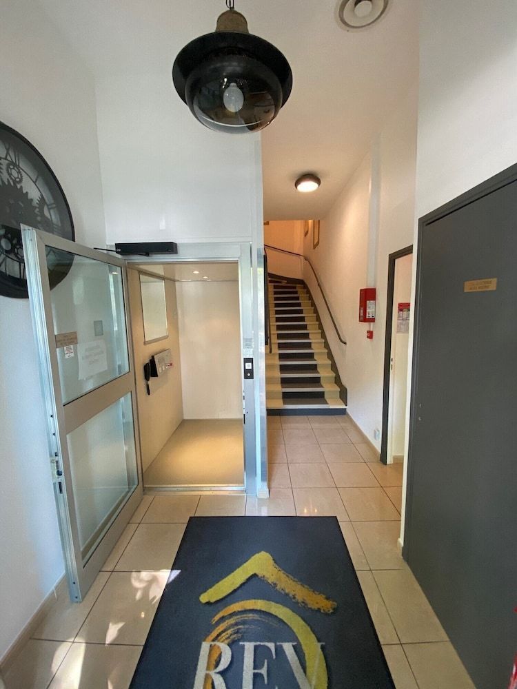 Rev Hotel 2