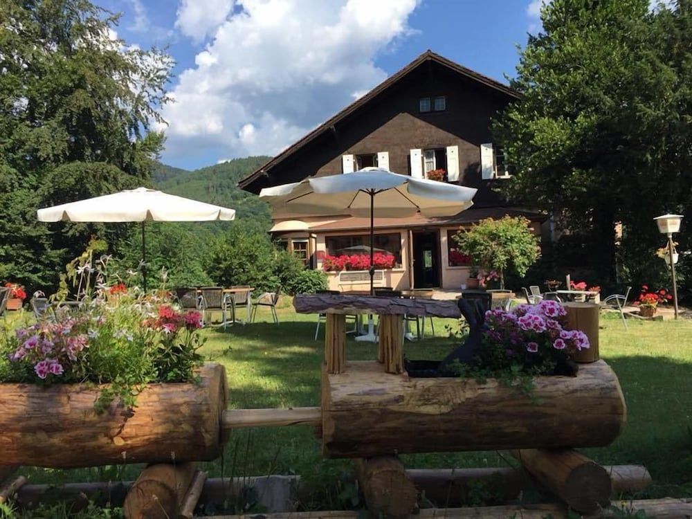 Le Chalet - Hotel Restaurant 2 estrellas en Luttenbach-près-Munster