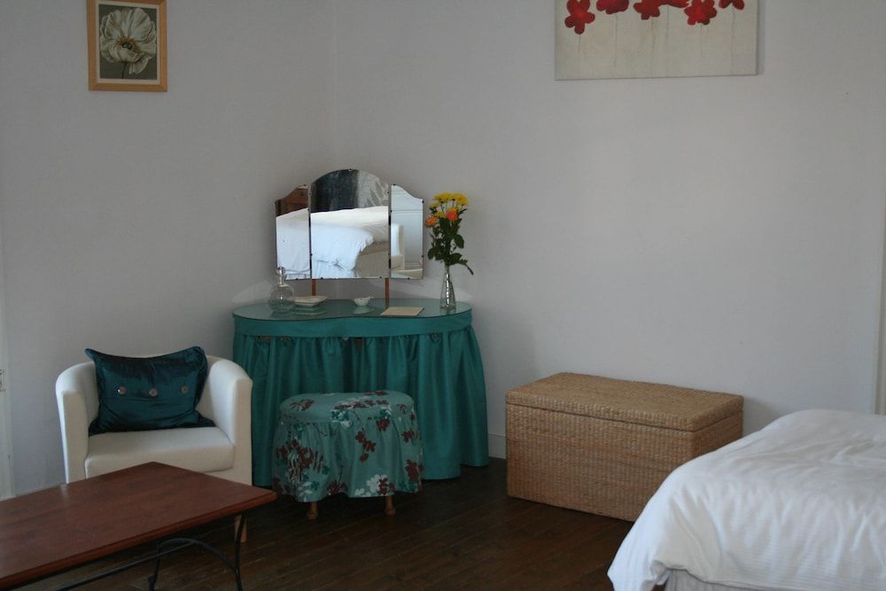 Le Voltaire Chambres et Table d'Hotes 3