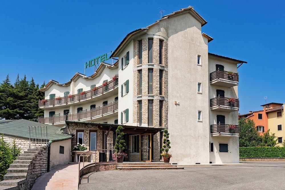 Hotel Pineta 3 estrellas en Cerro Veronese