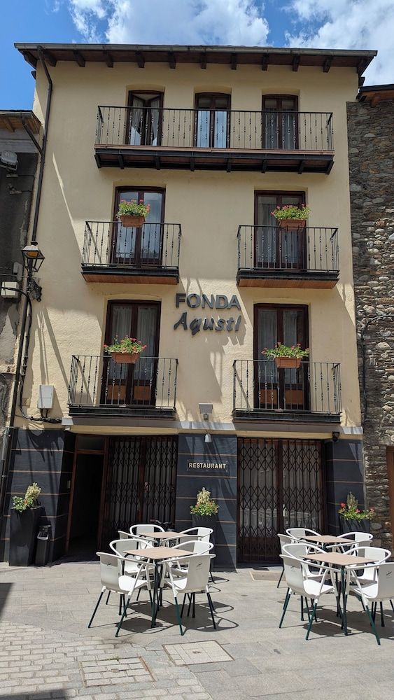 Fonda Agusti 2 estrellas en Esterri de Aneu