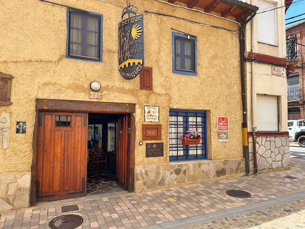 DORMERO Albergue San Miguel 2 estrellas en Hospital de Órbigo