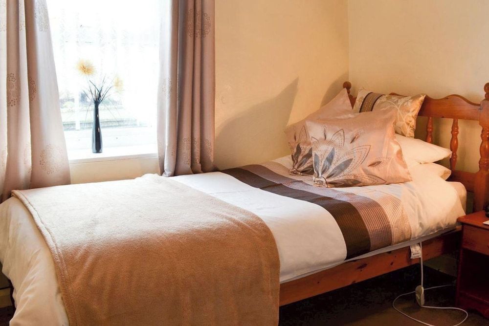 Cottage - Sleeps 3, Parking & Fishing 2