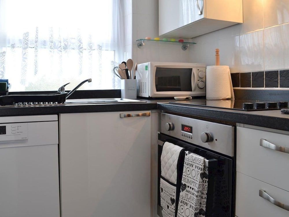 Cottage - Sleeps 3, Parking & Fishing 3