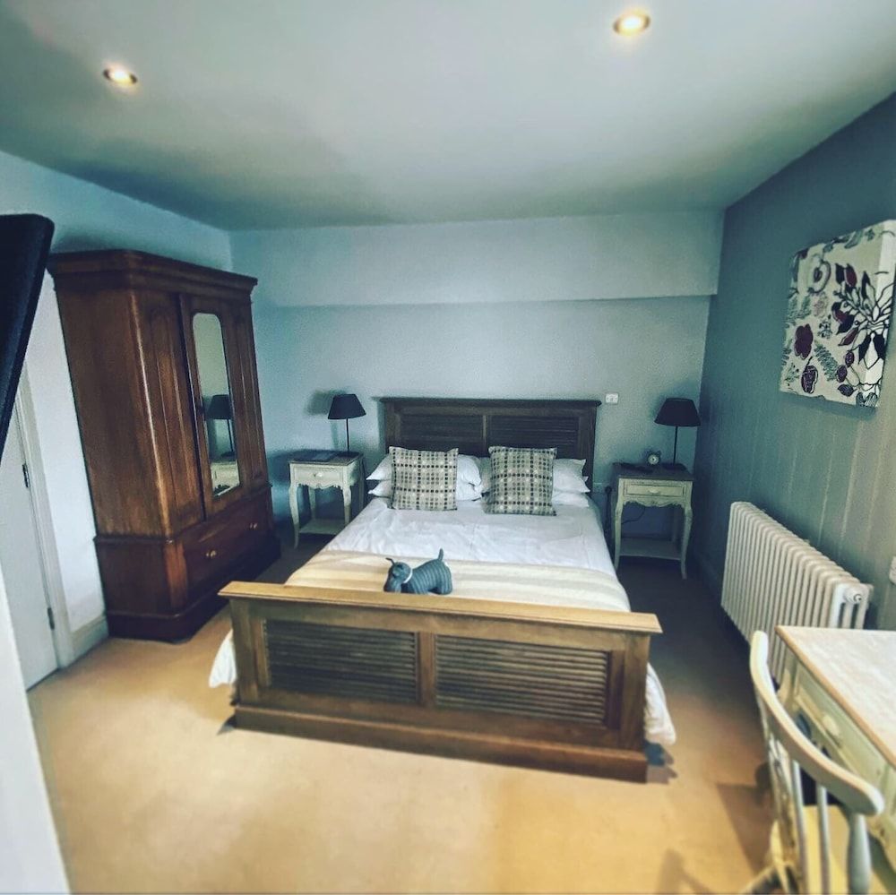 The Fleur de Lys Inn 2
