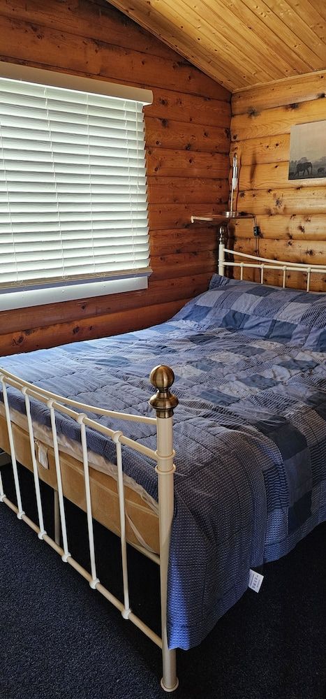 Log Cabin - Free Parking, Garden & pet Friendly 2