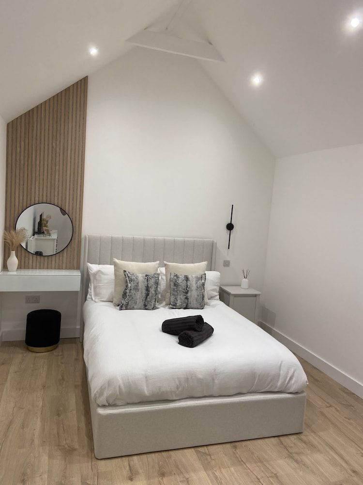 The Lodge Hideaway - Studio Style, Simple Luxury 2