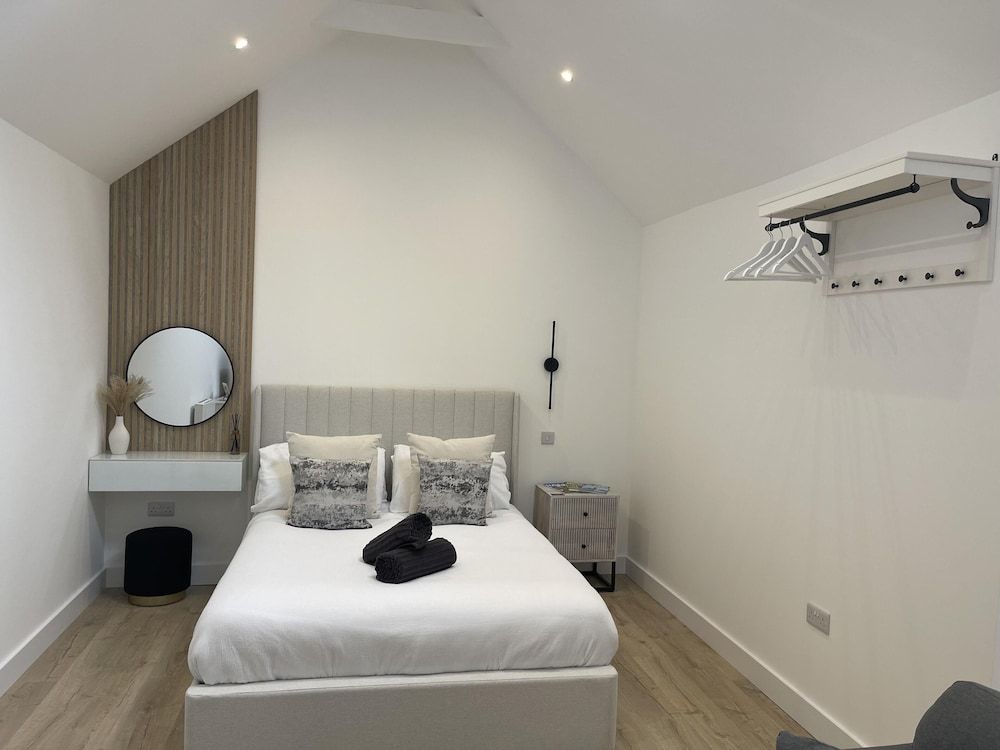 The Lodge Hideaway - Studio Style, Simple Luxury 3